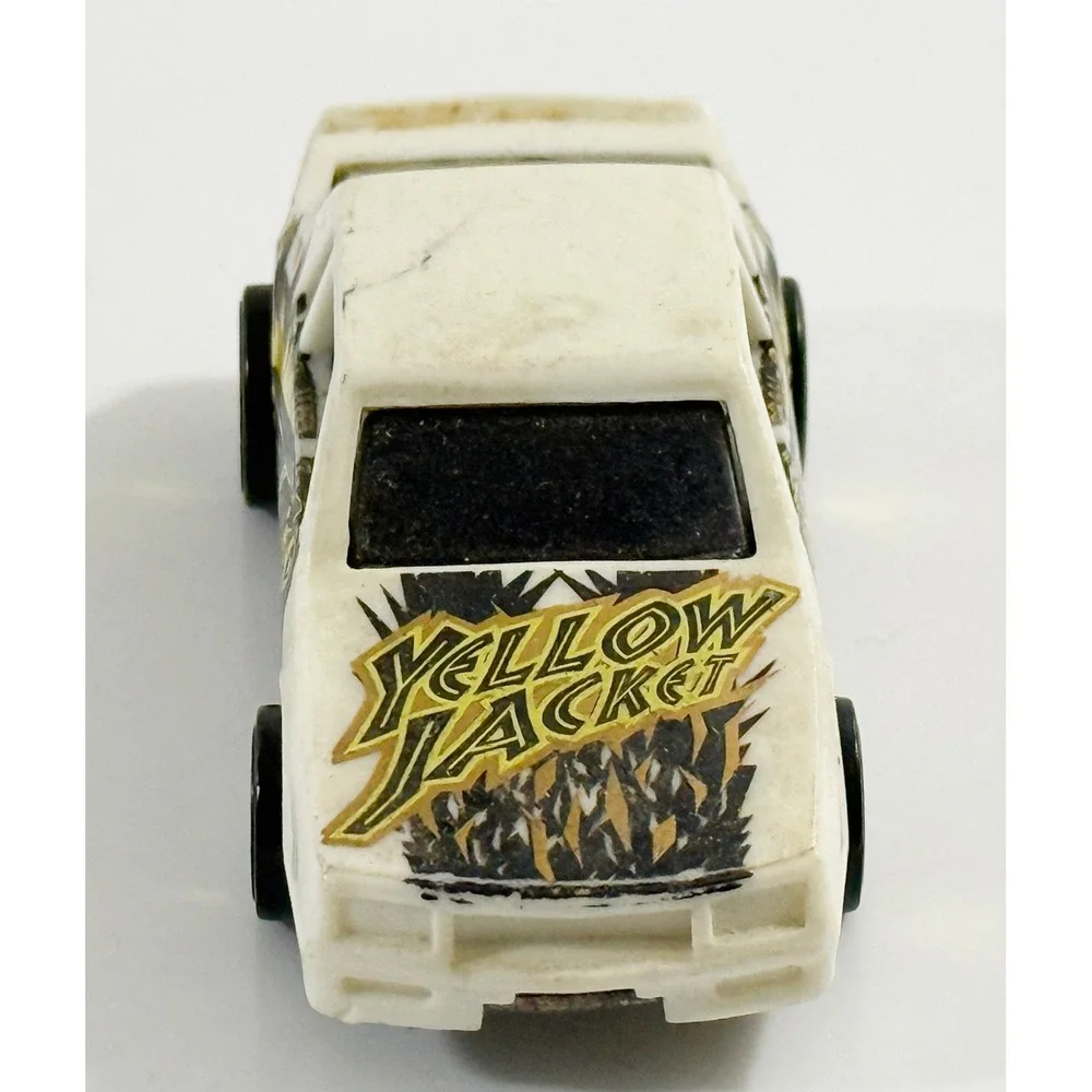Hot Wheels Chevy Stocker Kids 1:64 White Yellow Jacket Hornet Vintage 1988 Car